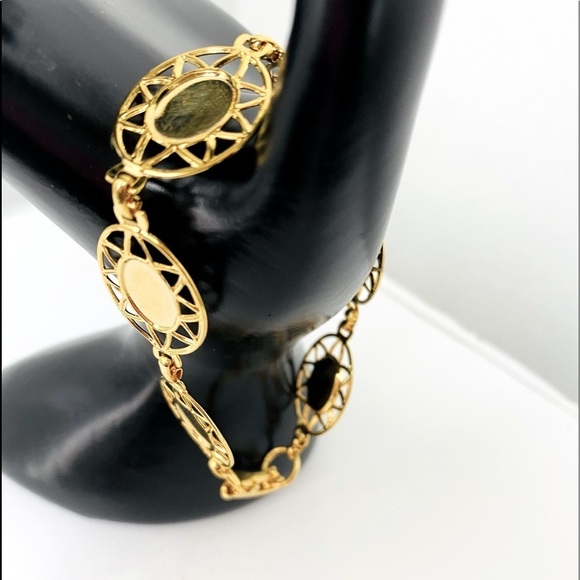 Vintage Gold Tone Bracelet. W/Clasp for closure. Length 3.5’. - Picture 2 of 4